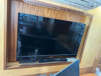 un grand téléviseur à écran plat fixé au mur