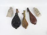 Plusieurs types d'articles en cuir sont exposés sur un fond blanc