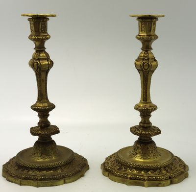 Paire de flambeaux en bronze doré et ciselé de frises d'oves…