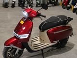 un scooter garé dans un garage