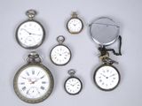 de nombreux modèles différents de montres de poche exposés sur la table