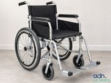 un gros plan d'un fauteuil roulant avec ses roues posées sur le sol