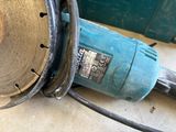 a blue machine that is sitting on the ground