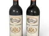 deux bouteilles de vin rouge posées l'une à côté de l'autre sur une surface blanche
