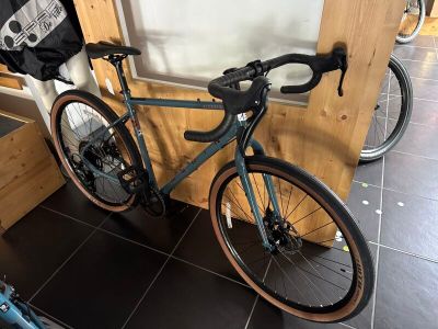 un vélo garé devant une porte