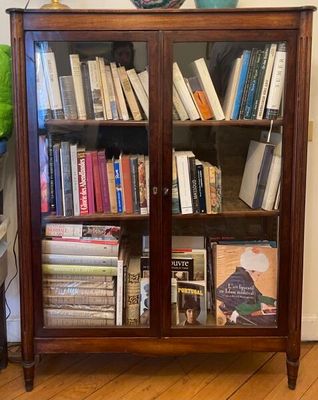 une bibliothèque sur laquelle sont posés de nombreux livres