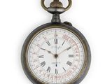 une vieille montre de poche ornée de chiffres romains