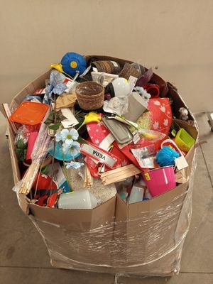 une poubelle remplie d'objets de toutes sortes