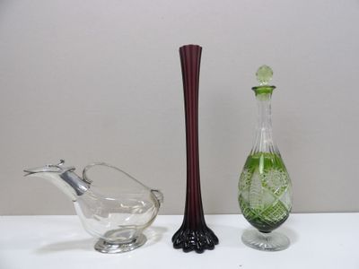 Verrerie : un vase soliflore hauteur 40,5 cm, une carafe en …