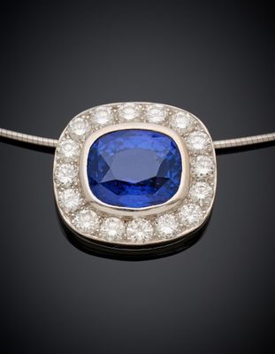 un pendentif en saphir et diamant