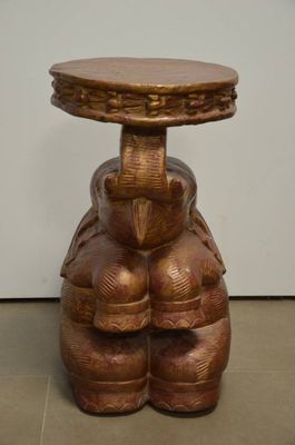 une image représentant un vase en bois accroché au mur