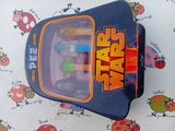 un jouet Star Wars dans la boîte posée sur la table
