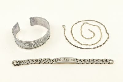 bracelet en argent, bracelet et anneau de bracelet avec une chaîne, sur fond blanc