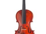 une image représentant un violon posé sur une surface blanche