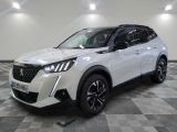 le suv blanc est garé sur le sol en damier d'une pièce