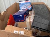 une boîte en carton remplie d'objets hétéroclites