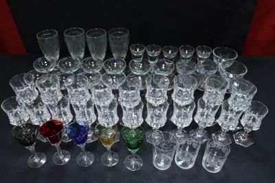un grand nombre de verres posés sur une table