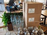beaucoup d'argenterie sur une table dans une pièce