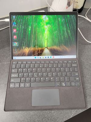un ordinateur portable posé sur un bureau avec une souris