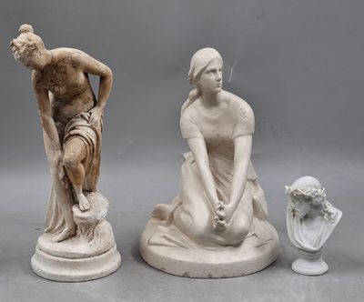 199 / G4 / Deux sculpures de femme en platre ht 26 cm …