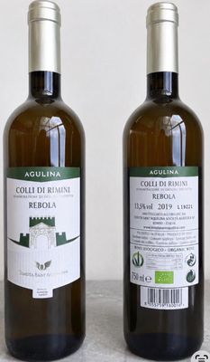 deux bouteilles de vin posées l'une à côté de l'autre sur une table