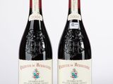 deux bouteilles de vin rouge posées l'une à côté de l'autre sur une table