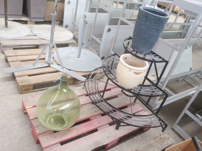 un vase vert posé sur une palette en bois