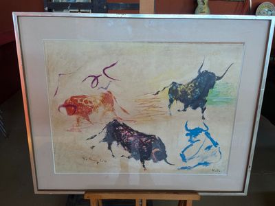 une image d'un tableau sur un chevalet dans une pièce