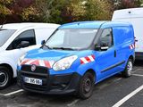 deux camionnettes garées l'une à côté de l'autre dans un parking