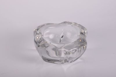 bougeoir en verre transparent contenant une petite bougie