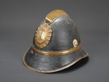 un vieux casque orné d'une étoile dorée sur le côté