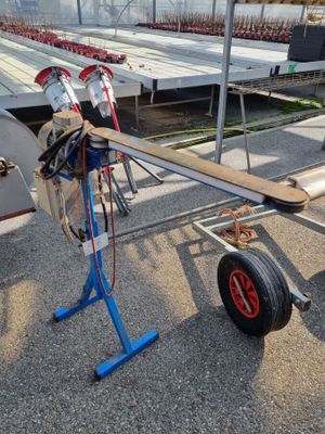 un petit avion qui est au sol