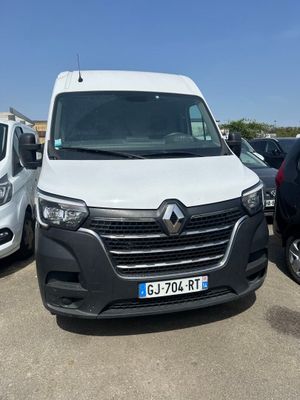 la camionnette blanche est garée dans le parking à côté d'autres voitures