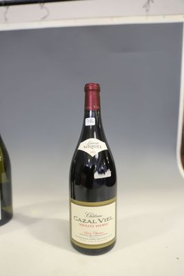 trois bouteilles de vin posées les unes à côté des autres sur une étagère