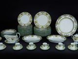 une image d'un groupe de plats, de tasses et de soucoupes en porcelaine