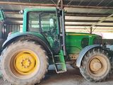 un tracteur vert garé dans une grange
