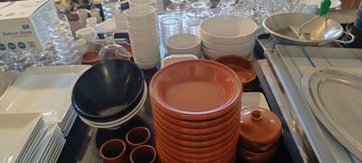 de nombreuses assiettes et bols posés sur une table dans un magasin
