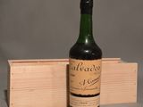 une bouteille de vin posée à côté d'une caisse en bois