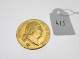 gros plan d'une pièce d'or portant une étiquette de prix