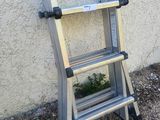 une échelle appuyée contre un mur à côté d'un immeuble