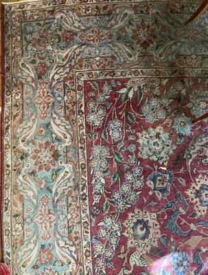 un chat assis sur un tapis dans une pièce