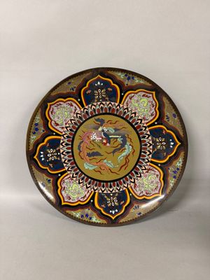 CHINE. Plat circulaire à talon en cuivre à décor en émail cl…