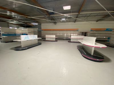Un ensemble de 175 rayonnages linéaires métalliques modulabl…