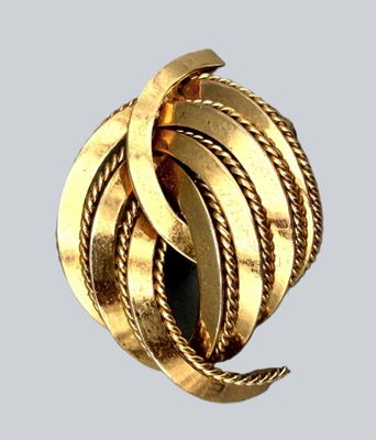 une image montrant un gros plan d'une bague en or sertie d'une pierre noire
