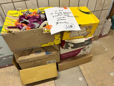 une pile de boîtes de bonbons posée par terre près d'un mur