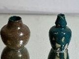 cinq vases alignés sur une étagère