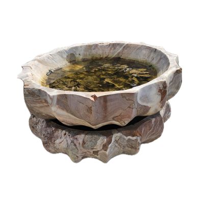 un bol d'eau posé sur une table