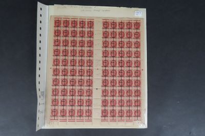une feuille de papier sur laquelle sont dessinés des carrés rouges et noirs