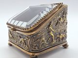 une boîte à bijoux ancienne en laiton et en verre, ornée d'une grande pierre facettée