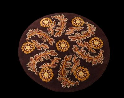 une photo d'un tapis marron et orange orné d'un motif
